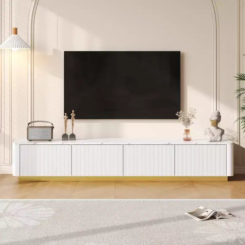 Meuble TV cannelé pour téléviseurs jusqu'à 85 pouces, console média avec plateau en faux marbre et 4 tiroirs, meuble de divertissement avec base dorée