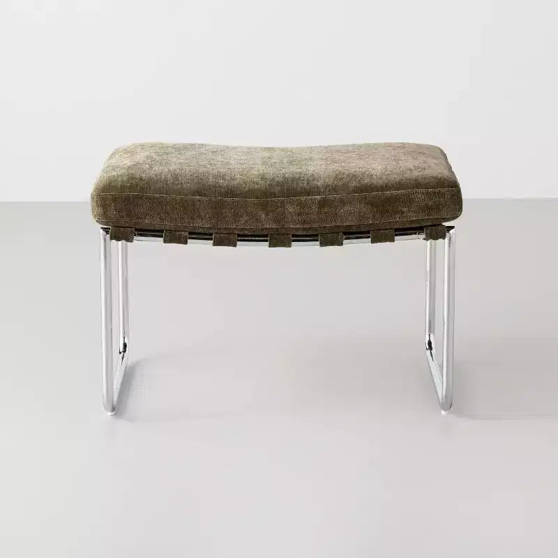 Pouf moderne avec structure chromée